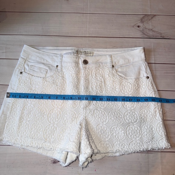 EST. 1946 White Lace Denim Shorts Size 14 Hi Rise Raw Hem Summer Boho Chic - Picture 6 of 7